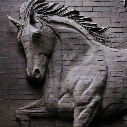 横浜山手T邸　馬レリーフ