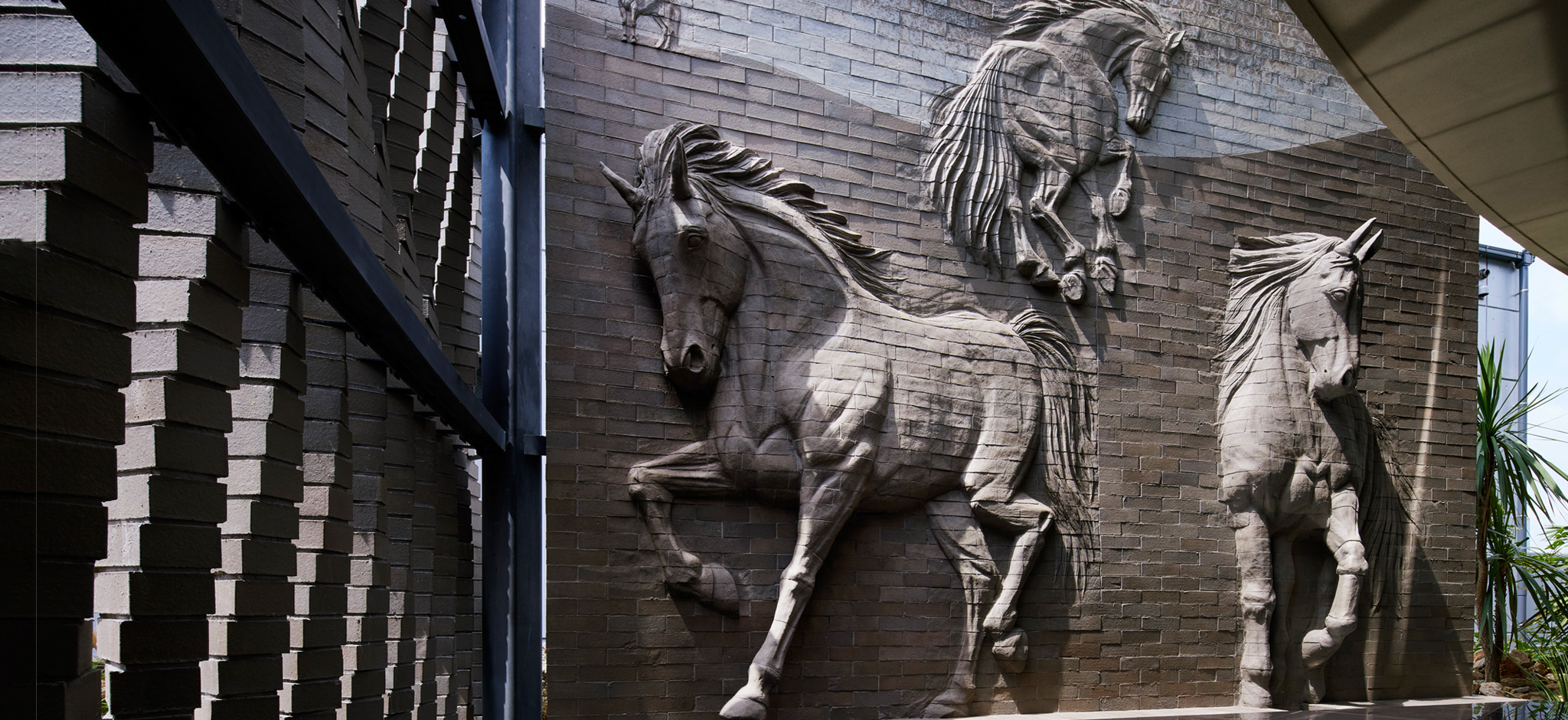 横浜山手T邸　馬レリーフ